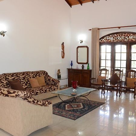 Gondolas Holiday Lanka Ragama Exterior foto