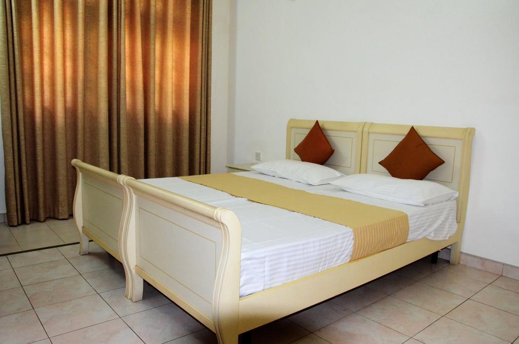 Gondolas Holiday Lanka Ragama Exterior foto