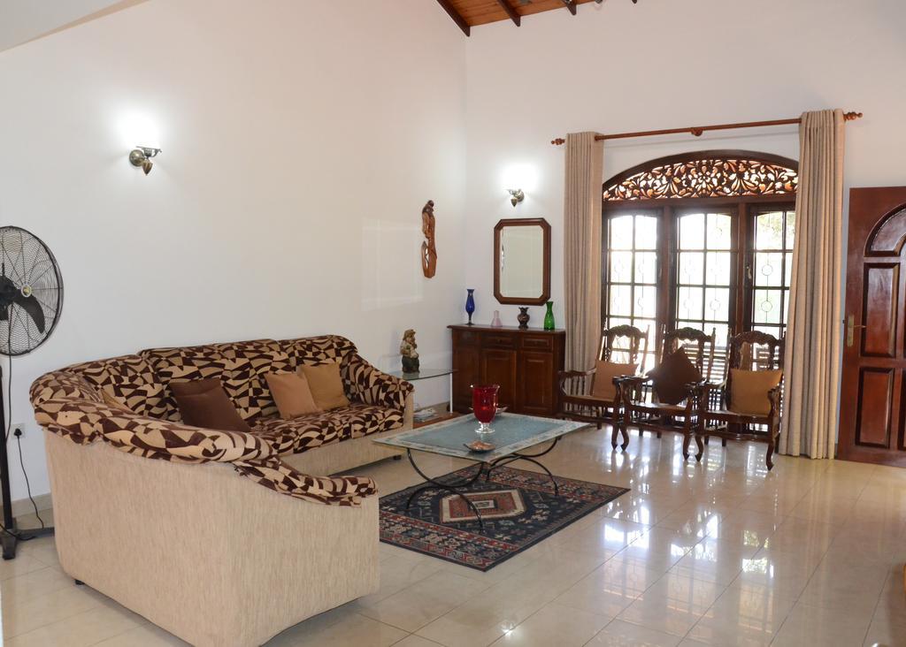 Gondolas Holiday Lanka Ragama Exterior foto