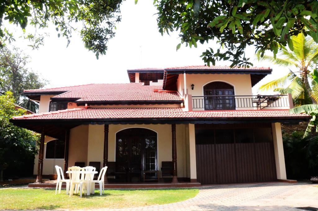Gondolas Holiday Lanka Ragama Exterior foto