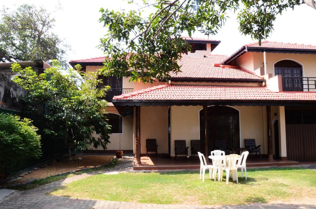Gondolas Holiday Lanka Ragama Exterior foto