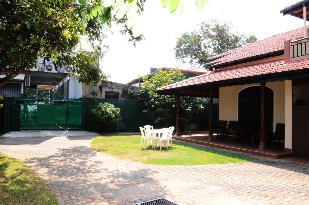 Gondolas Holiday Lanka Ragama Exterior foto
